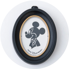 東京ディズニーランドで切り絵をつくってくれるショップ「シルエットスタジオ」とミッキーシルエットがモチーフになっています。