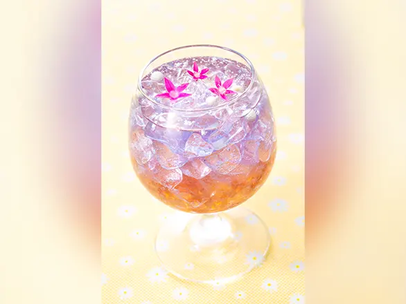 カシスシロップとハーブティーをベースにサイダーを合わせたさわやかな味わいのスペシャルドリンク